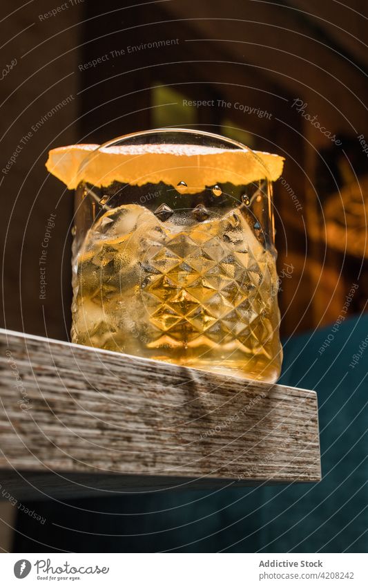 Tiki-Glas mit alkoholischem Getränk tiki Cocktail Becher altmodisch Alkohol bitter trinken Schnaps trocknen Zucker Rum hölzern Kristalle Erfrischung