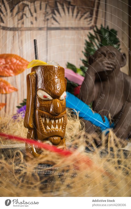 Polynesisches Tikiglas mit Cocktaileinlage tiki Becher Getränk Alkohol trinken Schnaps trocknen Gras skulptural Blatt farbenfroh Stroh Erfrischung Glaswaren