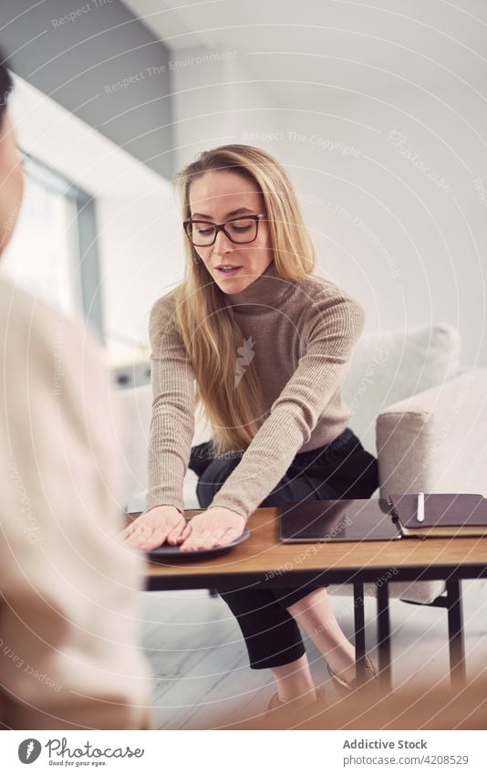 Weiblicher Berater gibt Ratschläge während einer Therapiesitzung Psychologin Sitzung Frau Hilfsbereitschaft Psychotherapie Betreuerin Beratung mental Ernennung