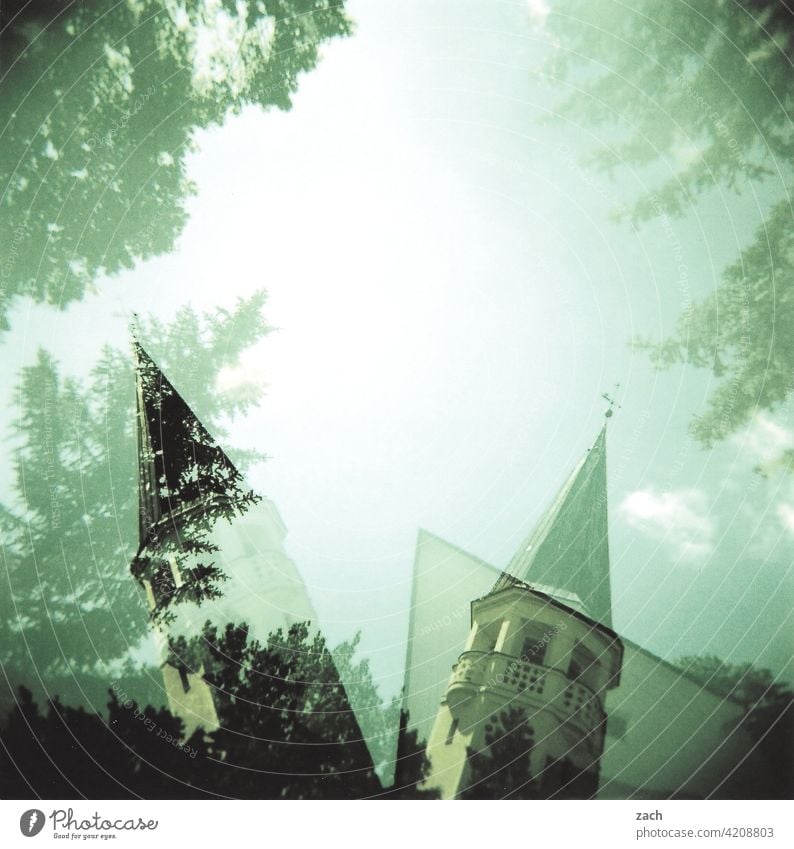 Abneigung analog Holga Scan Lomografie Dia Doppelbelichtung cross Cross Processing Kirche Kirchturm Baum Himmel schief