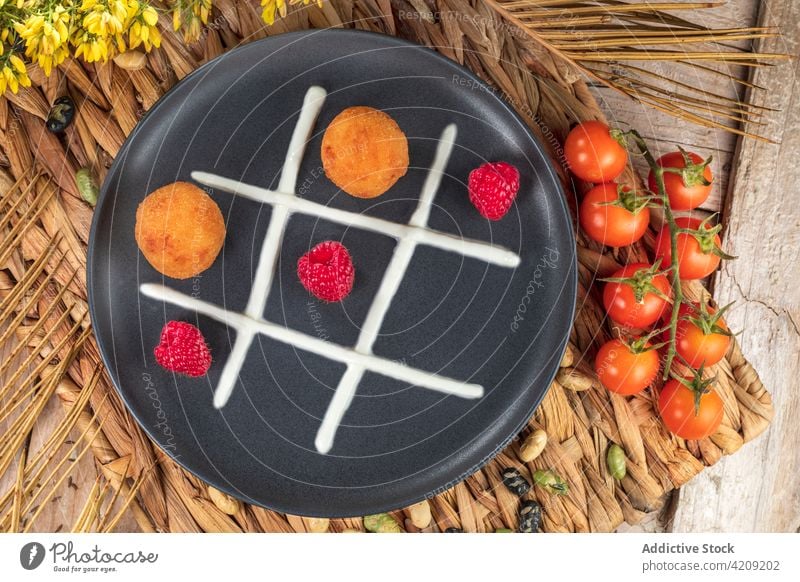 Leckere Krapfen mit frischen Himbeeren auf dem Teller Fritter Sahne tic tac Zeh Konzept gesunde Ernährung Fastfood Gesunder Lebensstil Veganer Sieg Öko