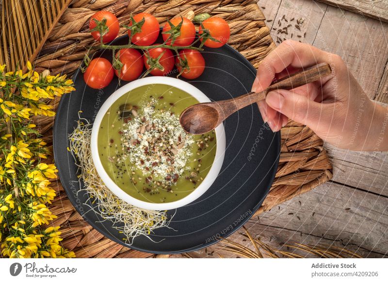 Crop Cook mit leckerer veganer Püreesuppe und Löffel Küchenchef Suppe Pistazie Sahne Vegetarier gesunde Ernährung Abendessen Mittagessen Öko Schalen & Schüsseln