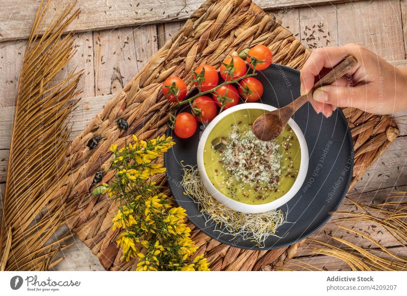 Crop Cook mit leckerer veganer Püreesuppe und Löffel Küchenchef Suppe Pistazie Sahne Vegetarier gesunde Ernährung Abendessen Mittagessen Öko Schalen & Schüsseln