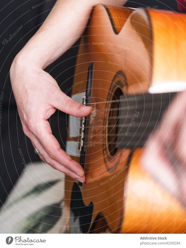 Ruhiger Gitarrist spielt tagsüber zu Hause Musik Frau Musiker Gitarrenspieler spielen heimwärts Atelier Raum Konzentration Instrument Hobby Klang Melodie Talent