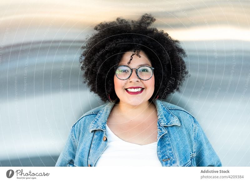 Elegante, mollige Frau mit Brille und Jeans-Kleidung Stil Mode verträumt Afro-Look Frisur charmant genießen Porträt Lächeln freundlich herzlich Übergewicht