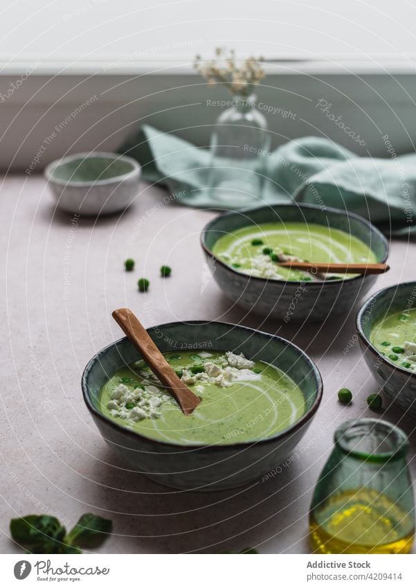 Leckere Erbsensuppe in Schüsseln auf dem Tisch Suppe Sahne Schalen & Schüsseln grün lecker dienen Speise frisch organisch geschmackvoll Lebensmittel Mahlzeit