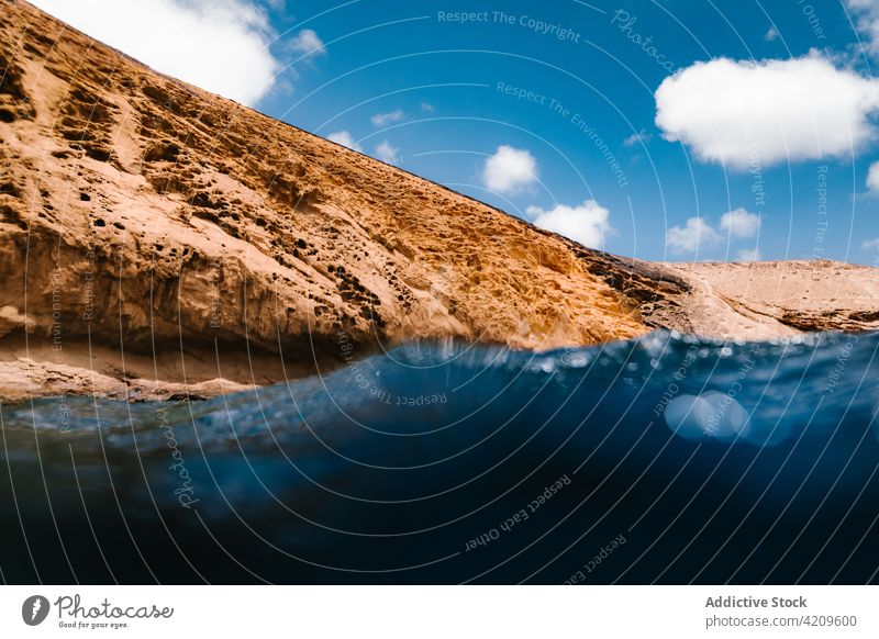 Felsformationen am blauen Meer in den Tropen Meerwasser Natur Felsen Klippe MEER unter Wasser Küste Umwelt Berghang übersichtlich Hügel felsig Bucht Landschaft