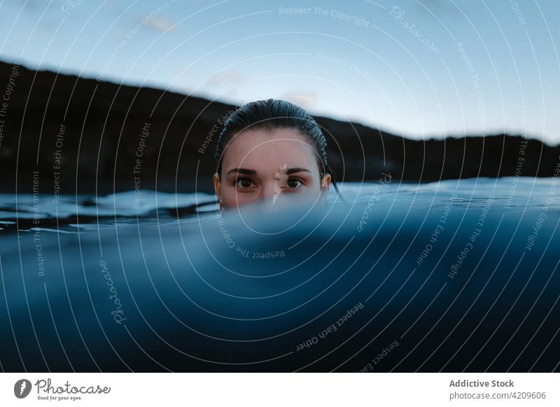 Frau schwimmt im Meer gegen eine Felsklippe Tourist Wasser MEER felsig Klippe Hobby blau Ausflug Urlaub Reisender Sauberkeit reisen Erholung erkunden Stein