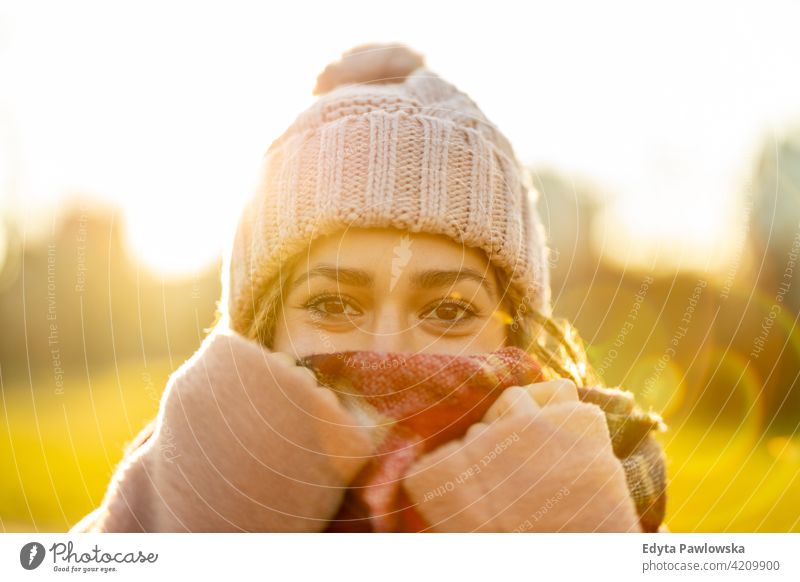 Schöne junge Frau fühlt sich kalt im Winter tausendjährig auflehnen Behaarung Zopf urban Großstadt Straße Teenager trendy cool warme Kleidung Stil fallen eine