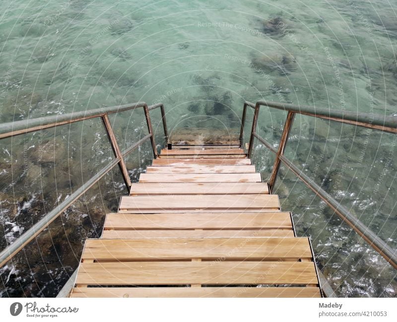 Badetreppe bei Sonnenschein mit klarem Wasser in der Bucht von Alacati bei Cesme am Ägäischen Meer in der Provinz Izmir in der Türkei Badeleiter Strandbad baden