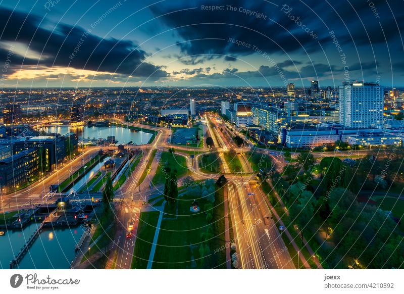 Beleuchtete Stadt von oben bei Dämmerung, Langzeitbelichtung Vogelperspektive Straße Horizont Himmel Verkehr Verkehrswege Außenaufnahme blau Beleuchtung