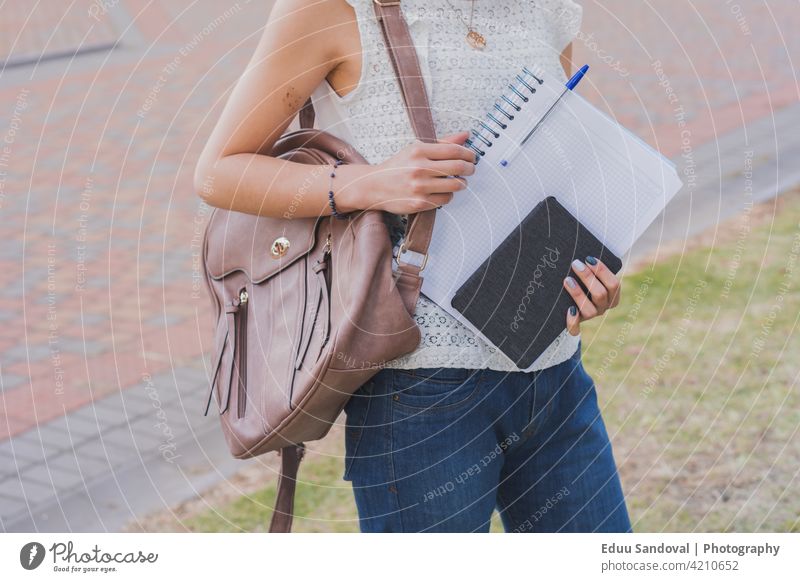 Junge Frau mit Brille und Notizbüchern für ihr Studium. Hochschule jung Mädchen Latein Glück lernen Schüler Teenager Lächeln gutaussehend Schönheit Vorbereitung