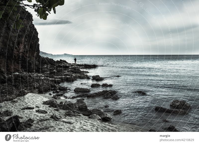 Ein Angler am Meer auf Felsen Wasser Angeln Außenaufnahme Fischereiwirtschaft Freizeit & Hobby See fangen Einsamkeit Thailand ruhig Erholung Strand Ferne