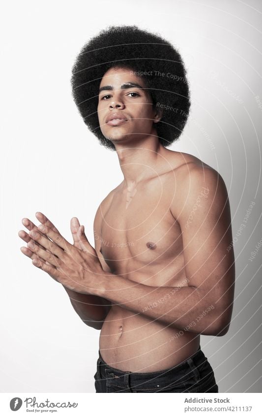 Maskulines afroamerikanisches Modell mit nacktem Oberkörper nackter Torso Sixpack maskulin Macho selbstbewusst Afro-Look Frisur Mann Porträt passen ohne Hemd