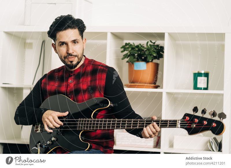 Bassist spielt E-Gitarre im Hausraum Gitarrenspieler spielen Probe Musik Kunst klassisch Mann heimwärts professionell Melodie Musiker Klang Rhythmus Musical