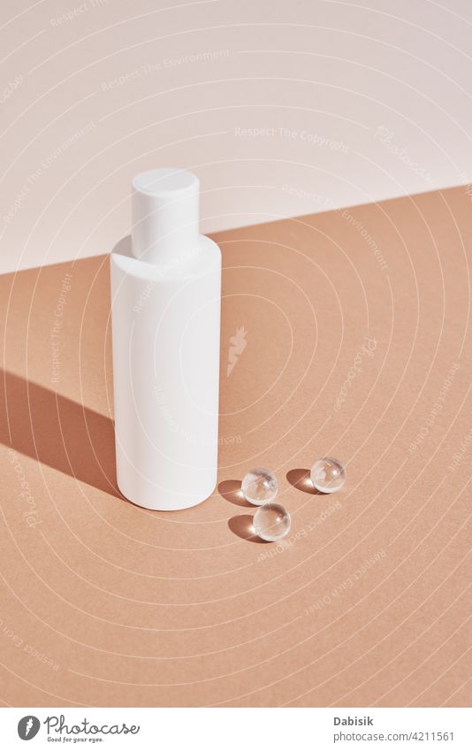 Kosmetik Schönheit Mockup. Weiße Flasche auf Pastell Hintergrund Produkt kennzeichnen Attrappe nach oben Sauberkeit Lotion Container Paket Sahne Design weiß