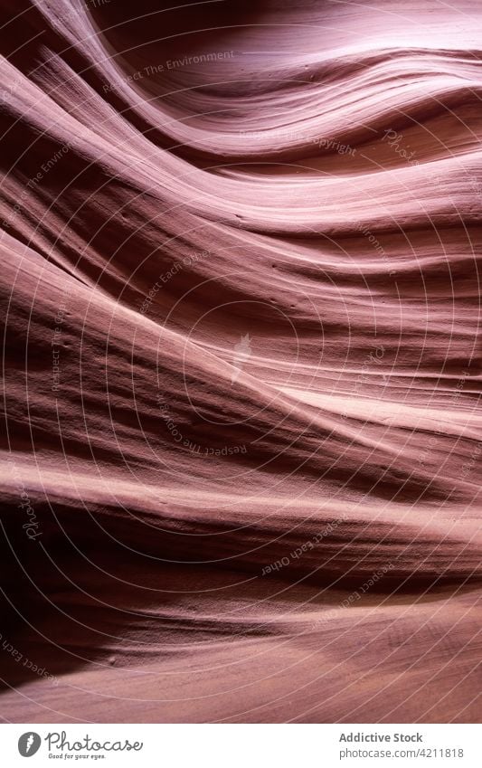 Malerischer Slot Canyon, der vom Tageslicht beleuchtet wird Schlucht eng tief Natur Umwelt malerisch Felsen Oberfläche Formation Park Antelope Canyon Arizona