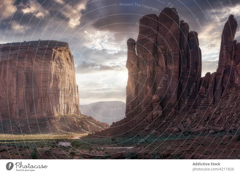 Malerische Landschaft mit Felsformationen unter farbigem Himmel Tal felsig Natur Umwelt malerisch Formation Felsen Monument Valley amerika USA spektakulär