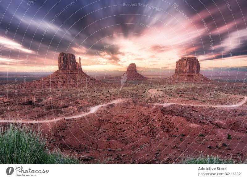 Malerische Landschaft mit Felsformationen unter farbigem Himmel Tal felsig Natur Umwelt malerisch Formation Felsen Monument Valley amerika USA spektakulär