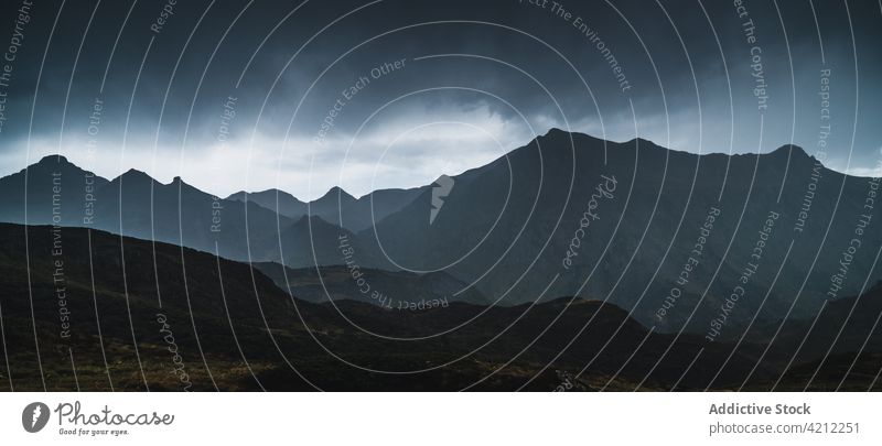 Grasbewachsene Berge in der Natur mit stürmischen Wolken Hochland Hügel bedeckt Tal Unwetter val d aran Katalonien Spanien Wiese wolkig Landschaft trist grau