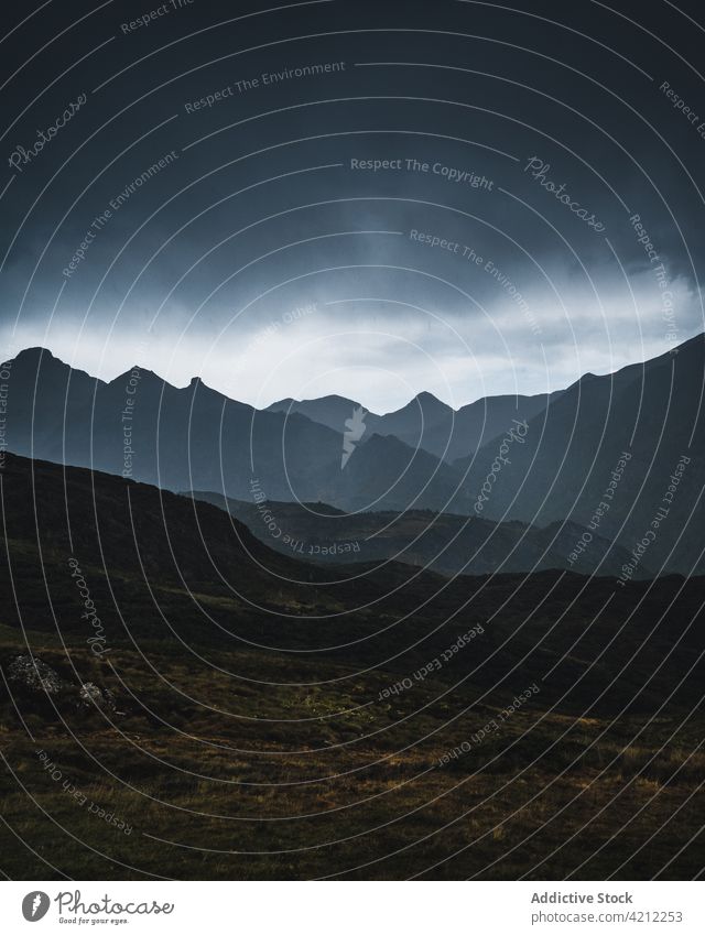 Grasbewachsene Berge in der Natur mit stürmischen Wolken Hochland Hügel bedeckt Tal Unwetter val d aran Katalonien Spanien Wiese wolkig Landschaft trist grau