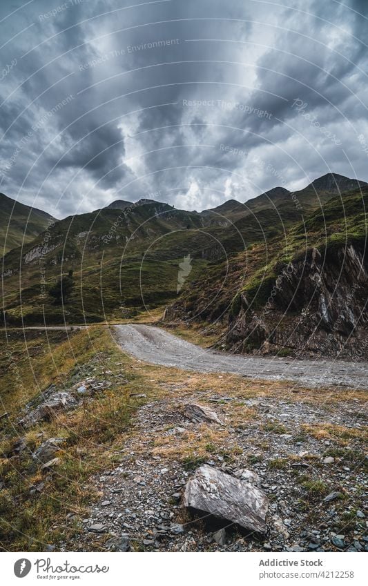 Straße im majestätischen Tal der Pyrenäen Landschaft Gras Berge u. Gebirge Hochland wolkig Himmel Natur Hügel val d arana malerisch leer trocknen grün Pflanze