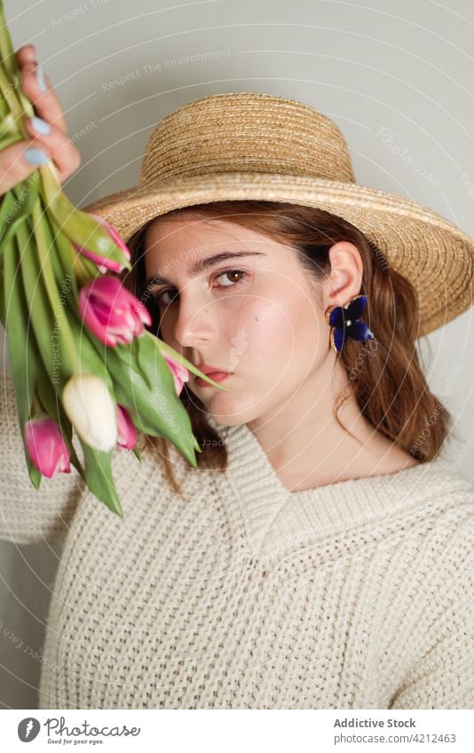 Friedliche Frau mit Tulpenstrauß im Atelier Blume Blumenstrauß Haufen Frühling ruhig friedlich romantisch geblümt frisch Flora Blüte Natur Blütenblatt Blütezeit