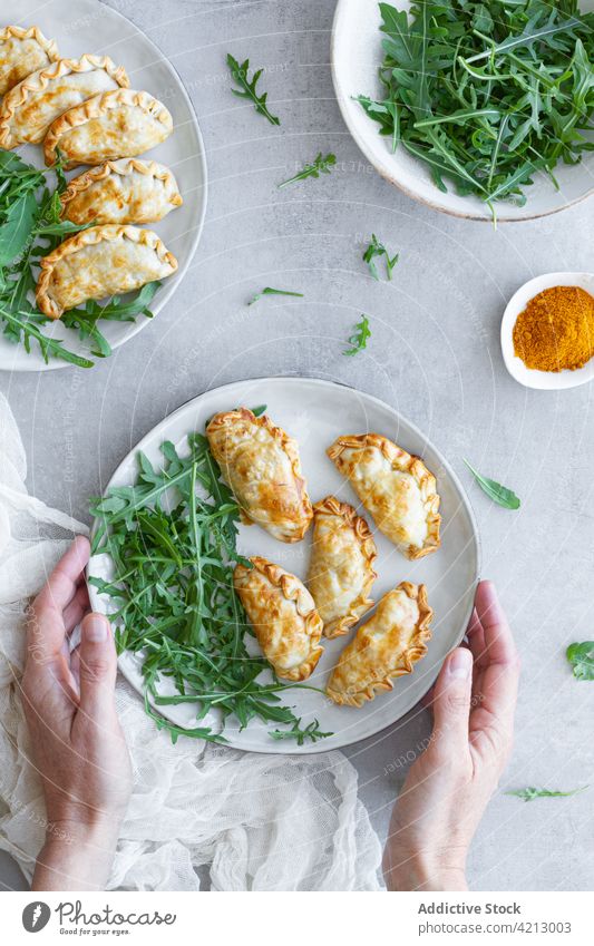 Leckerer Teller mit Hühnercurry-Turnovers Hähnchen Curry Umsätze Mahlzeit heiß Küche Lebensmittel Abendessen Würzig Knusprig gefüllt Gebäck Snack lecker