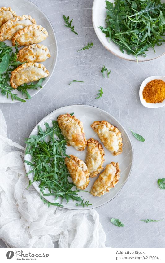 Leckerer Teller mit Hühnercurry-Turnovers Hähnchen Curry Umsätze Mahlzeit heiß Küche Lebensmittel Abendessen Würzig Knusprig gefüllt Gebäck Snack lecker