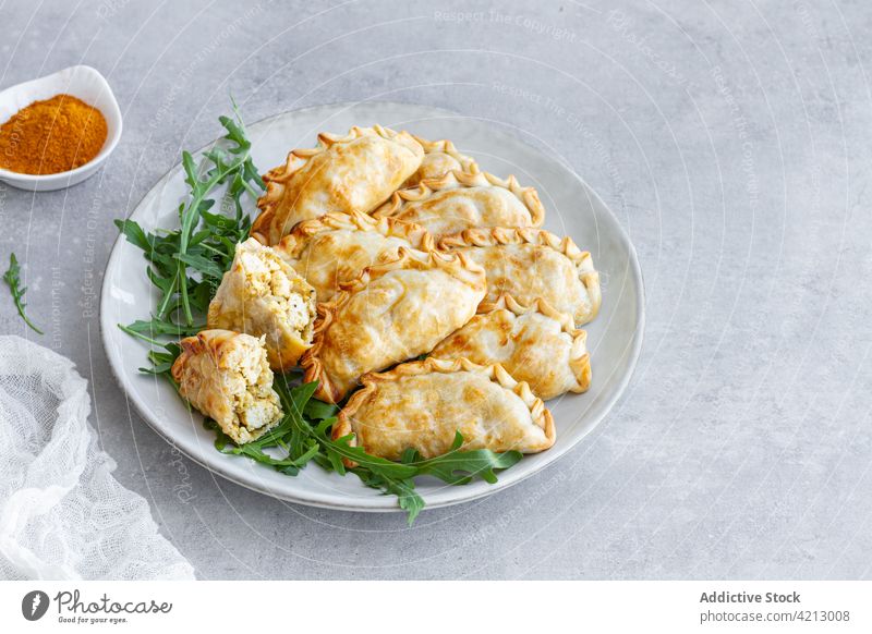 Leckerer Teller mit Hühnercurry-Turnovers Hähnchen Curry Umsätze Mahlzeit heiß Küche Lebensmittel Abendessen Würzig Knusprig gefüllt Gebäck Snack lecker