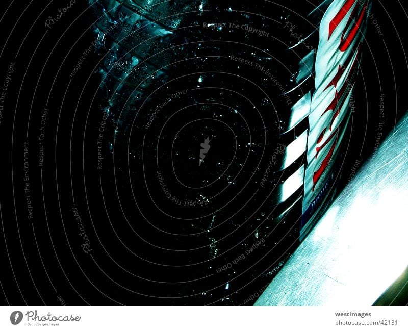 Trinkflasche Mineralien Ernährung Wasser Flasche Reflexion & Spiegelung PET dunkel Detailaufnahme Nahaufnahme Vor dunklem Hintergrund Mineralwasser