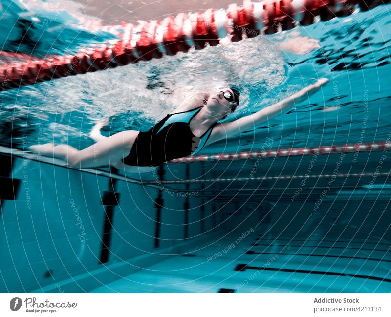 Frau schwimmt in einem Pool Sport Wasser Schwimmer Schwimmsport Athlet jung Badebekleidung Training blau Menschen Verschlussdeckel Konkurrenz Person Lifestyle