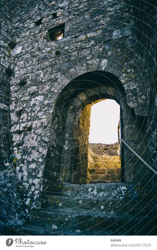 alte Steintreppe, die zu einer Steinmauer führt Tür antik Treppe Bogen Historie mittelalterlich Wand Architektur Gebäude reisen Schritt Gate Burg oder Schloss