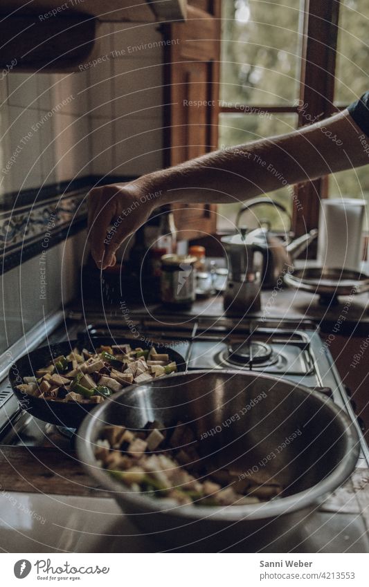 Essen würzen Essen zubereiten Lebensmittel Ernährung Gesunde Ernährung Küche Foodfotografie Farbfoto Vegetarische Ernährung Gemüse Stil Bioprodukte Design Diät