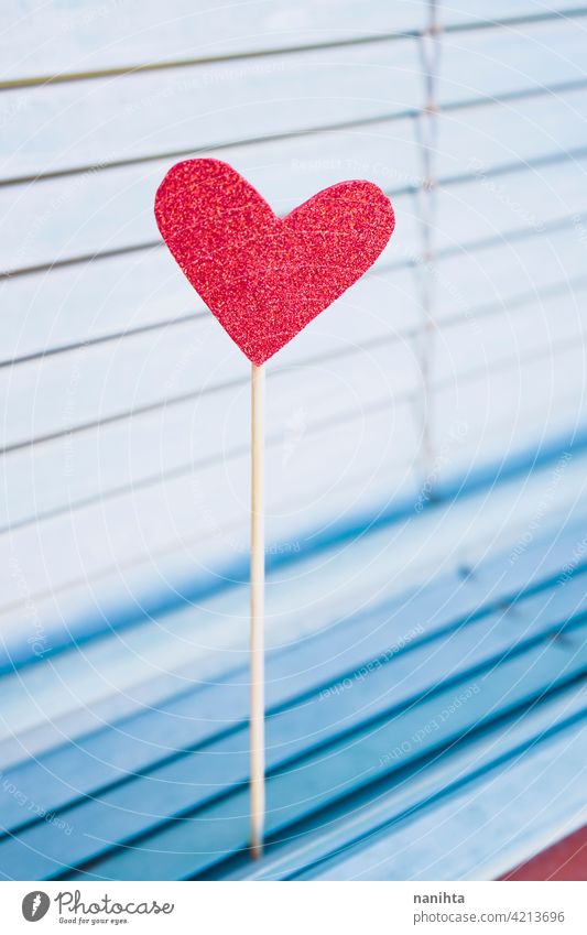 Rotes Herz vor blauem blinden Hintergrund Liebe Valentinsgruß Valentinstag Tag Herzform rotes Herz lieblich bezaubernd Farbe Glitter brilliant pulsierend