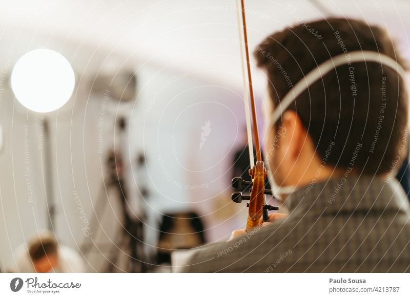 Rückansicht Geiger mit Gesichtsmaske unkenntlich Musik Musiker Mensch klassisch Innenaufnahme Musikinstrument Klassik Kunst Instrument Farbfoto Konzert Schleife