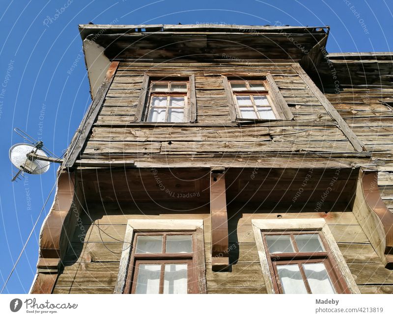 Schönes altes Holzhais aus osmanischer Zeit vor blauem Himmel in Tarakli bei Adapazari in der Provinz Sakarya in der Türkei Haus Holzhaus Gebäude Altbau