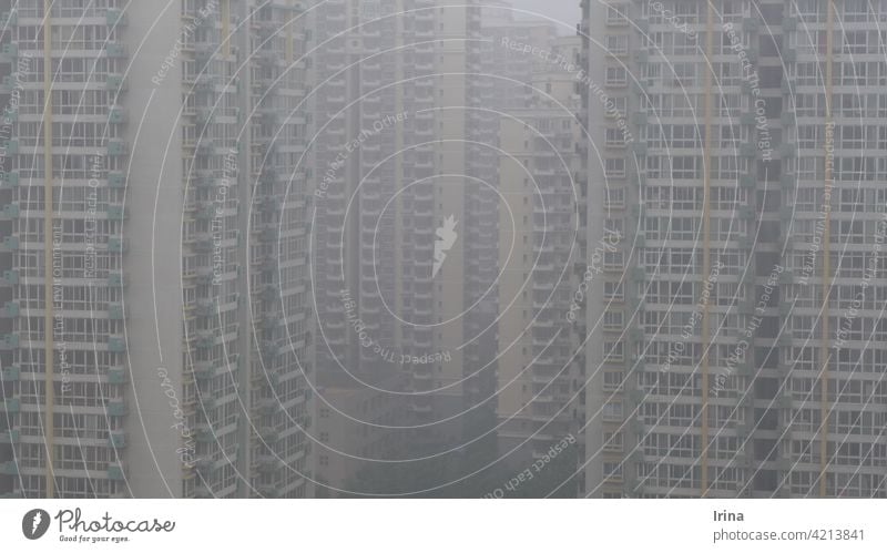 chinesische Hochhäuser im dichten Smog in Peking. Luftverschmutzung China Millionenstadt Wohnblock Hochhaus Architektur Großstadt überbevölkert beengend