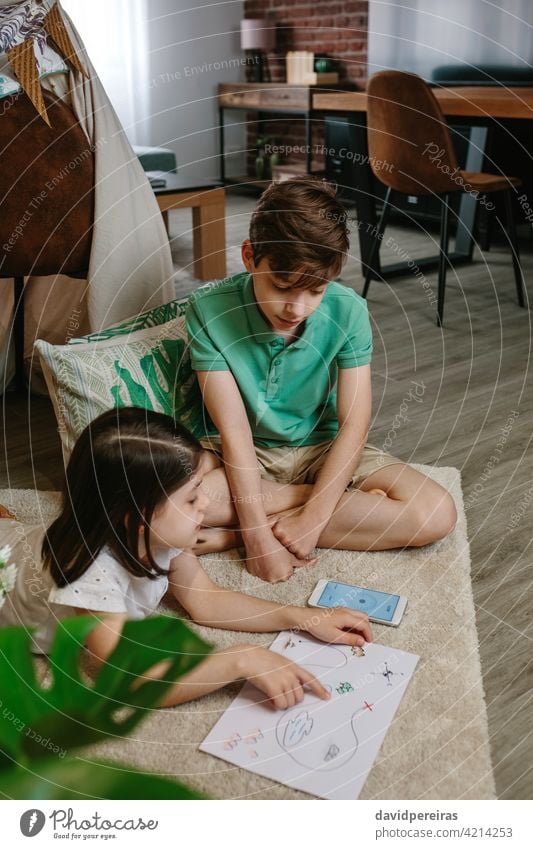 Kinder spielen in einem Zelt zu Hause Junge Mädchen heimwärts Wohnzimmer Lager Zeigen Landkarte Schatz finden mobiler Kompass Spaß zu Hause Heimaturlaub Familie