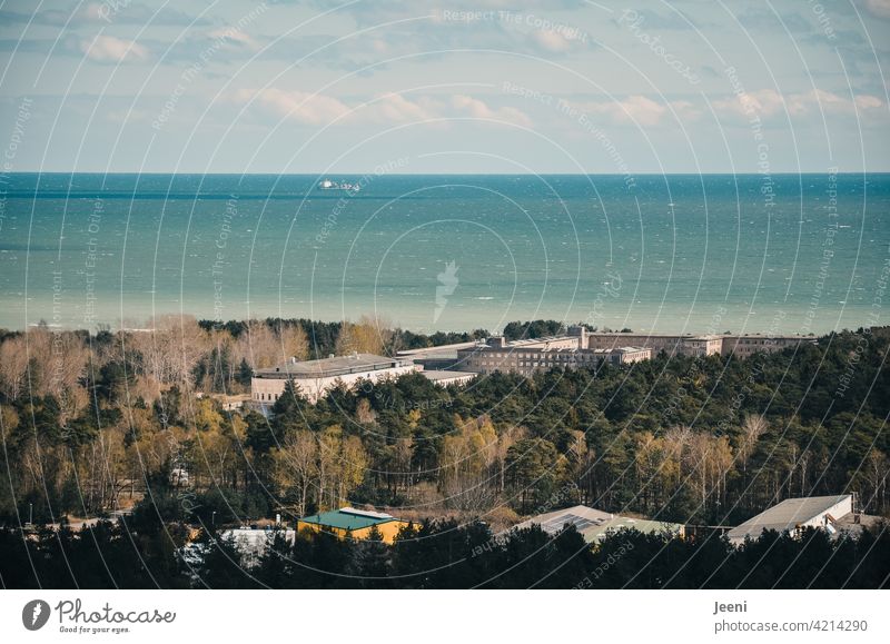 Ostsee, Himmel und Vergangenheit Wasser Meer ostseeküste Ostseestrand blau Wolken Wellen Ruine alt Gebäude Gebäudekomplex vergangen vergangene zeiten