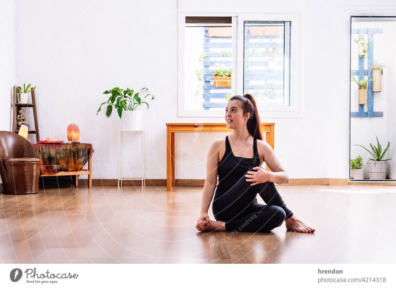 Mädchen dehnt sich vor dem Training Übung strecken trainiert. Fitness passen Muskel sportlich Sportbekleidung Athlet Dehnung Yoga im Innenbereich