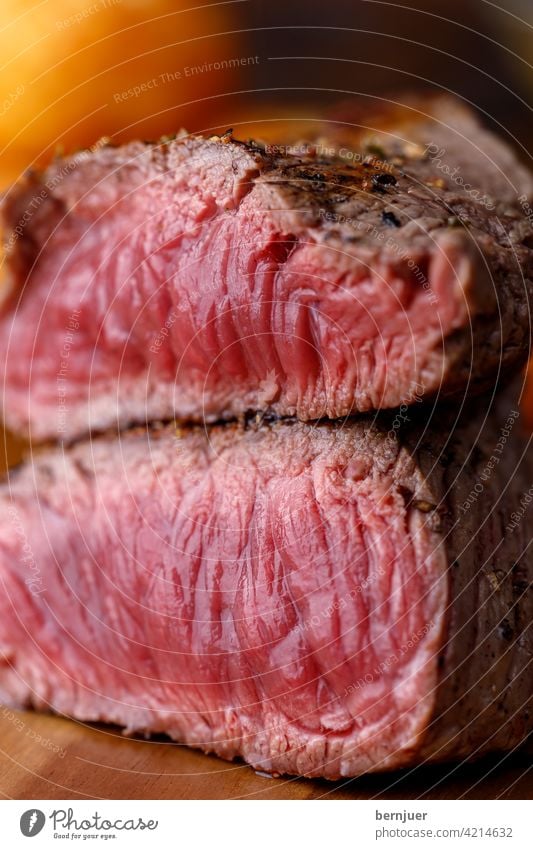 gegrilltes Steak auf einem Schneidebrett RinderSteak Englisch Scheibe halbiert Knödel geröstet Fleisch saftig Essen Grill Teller lecker Hintergrund Gericht