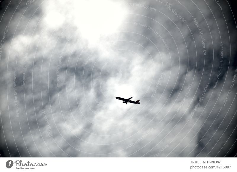 Da fliegen sie wieder! Ein großes Passagierflugzeug wohl vom legendären BER Airport kommend und noch im Steigflug begriffen ist sicher auf dem Weg nach Malle, wo sie doch immer hin wollen, alle...