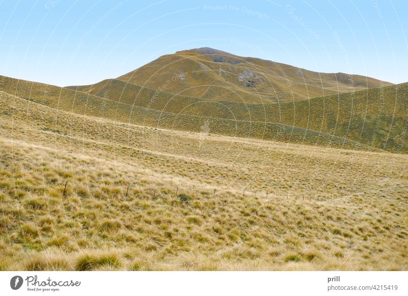 Lindis Pass in Neuseeland Berge u. Gebirge Hügel Otago Canterbury Landschaft im Freien Natur bewachsen Bergkette Gras Vegetation Deckvegetation