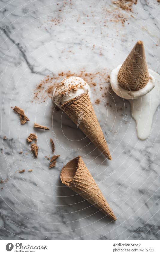 Leckere Eiswaffeln mit Zimtpulver Speiseeis Zapfen Dessert Leckerbissen süß Waffel Schaumgebäck melken lecker geschmackvoll Baggerlöffel gelato Pulver Portion