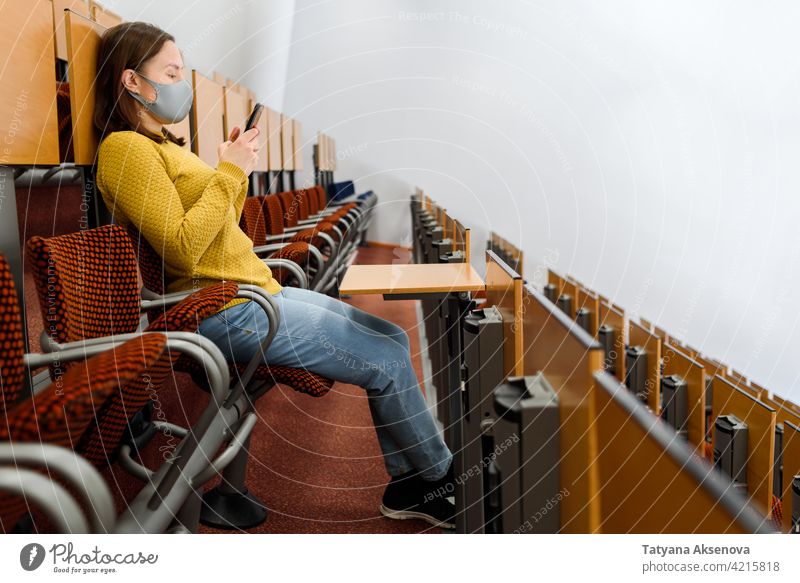 Frau in Gesichtsmaske mit Smartphone Telefon Mitteilung Erwachsener benutzend Bildung Klassenraum Technik & Technologie Mobile Internet Nachricht Anschluss