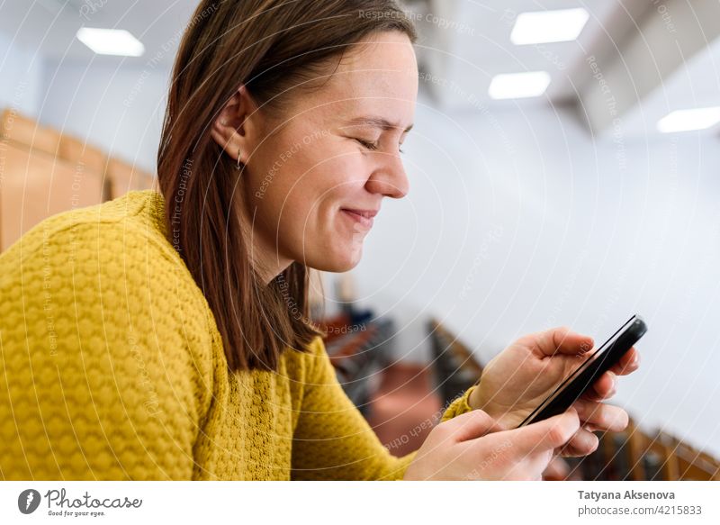 Frau mit Smartphone Telefon Mitteilung Technik & Technologie Erwachsener benutzend Mobile Internet Nachricht Anschluss Handy Texten im Innenbereich online Blick