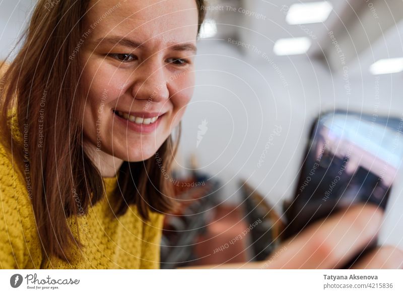 Frau mit Smartphone Telefon Mitteilung Technik & Technologie Erwachsener benutzend Mobile Internet Nachricht Anschluss Handy Texten im Innenbereich online Blick