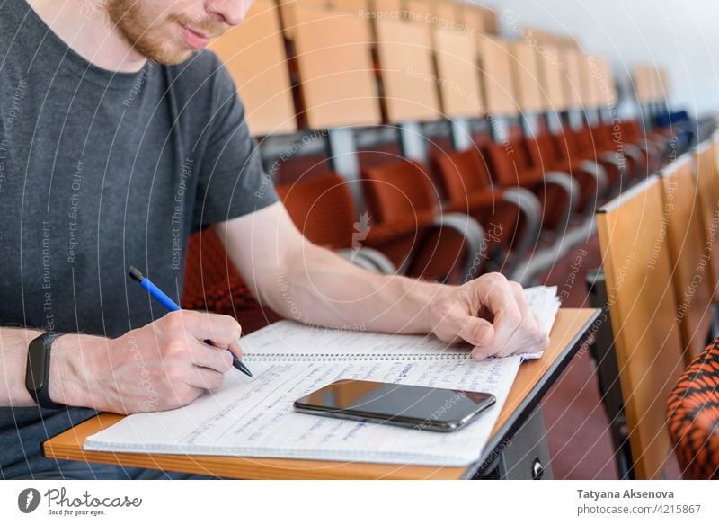 Mann Student in leerem Klassenzimmer männlich Bildung Schüler Klassenraum studierend zurück zur Schule Gymnasium Lernen Sicherheit Person im Innenbereich Schutz