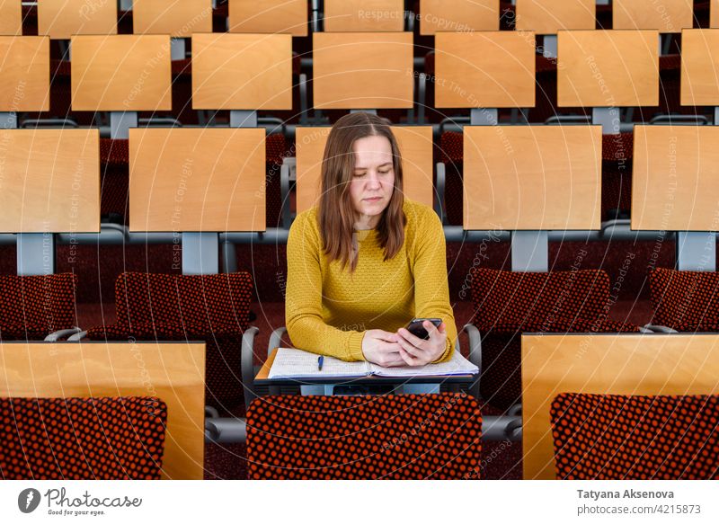 Frau mit Smartphone Telefon Mitteilung Technik & Technologie Erwachsener benutzend Mobile Internet Nachricht Anschluss Handy Texten im Innenbereich online Blick